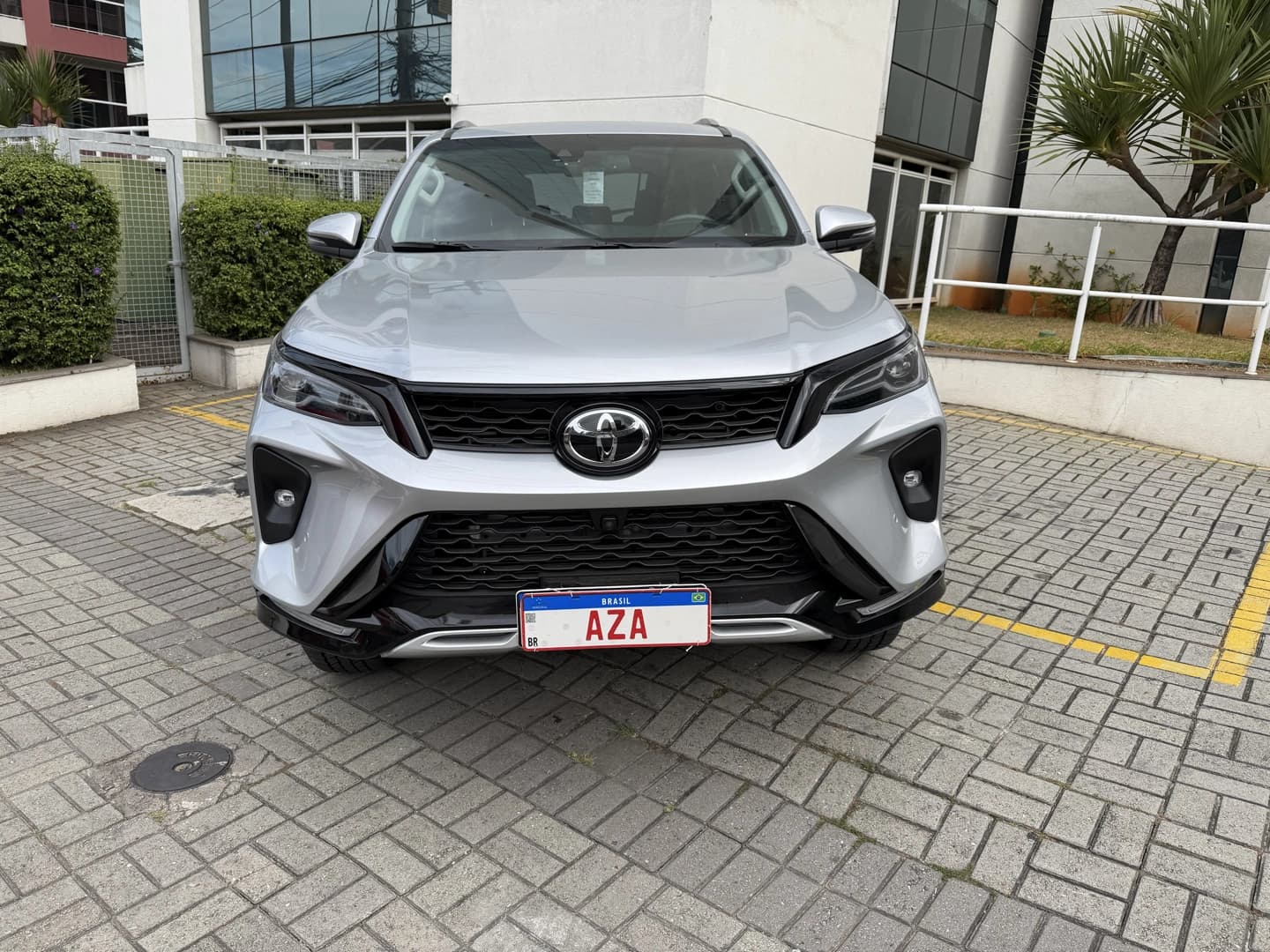 TOYOTA HILUX SW4 2.8 D-4D TURBO DIESEL SRX PLATINUM 7L 4X4 AUTOMÁTICO