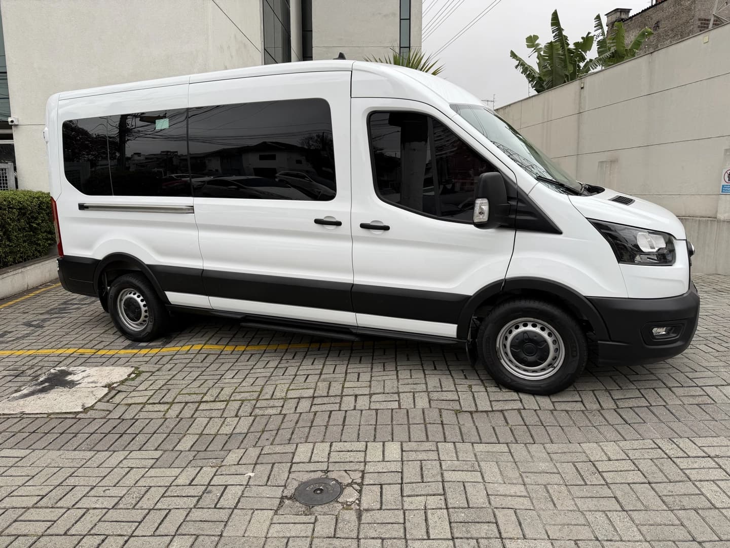 FORD TRANSIT 2.0 ECOBLUE DIESEL MINIBUS 14+1 410L MANUAL 5