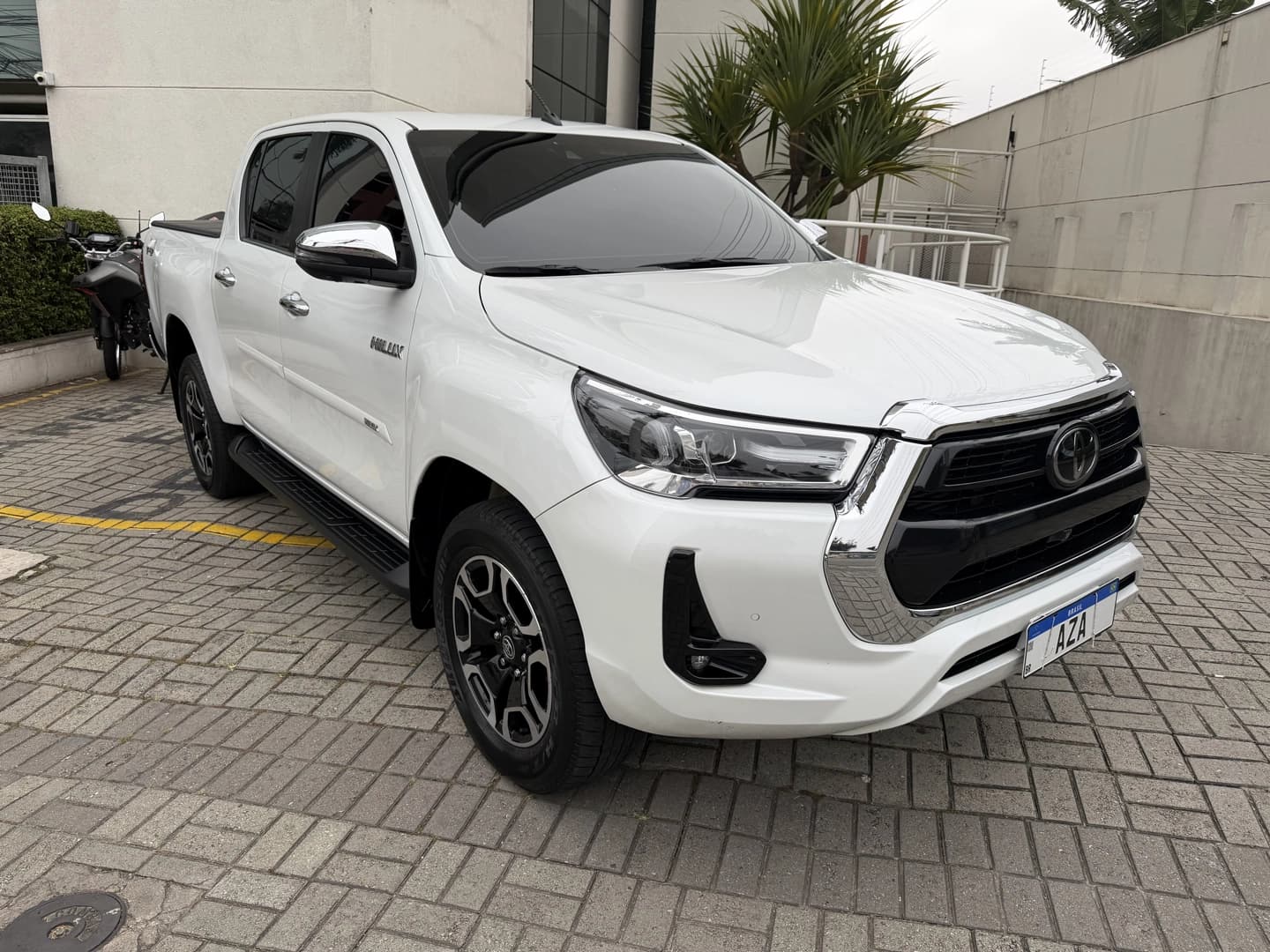 TOYOTA HILUX 2.8 D-4D TURBO DIESEL CD SRX 4X4 AUTOMÁTICO 3