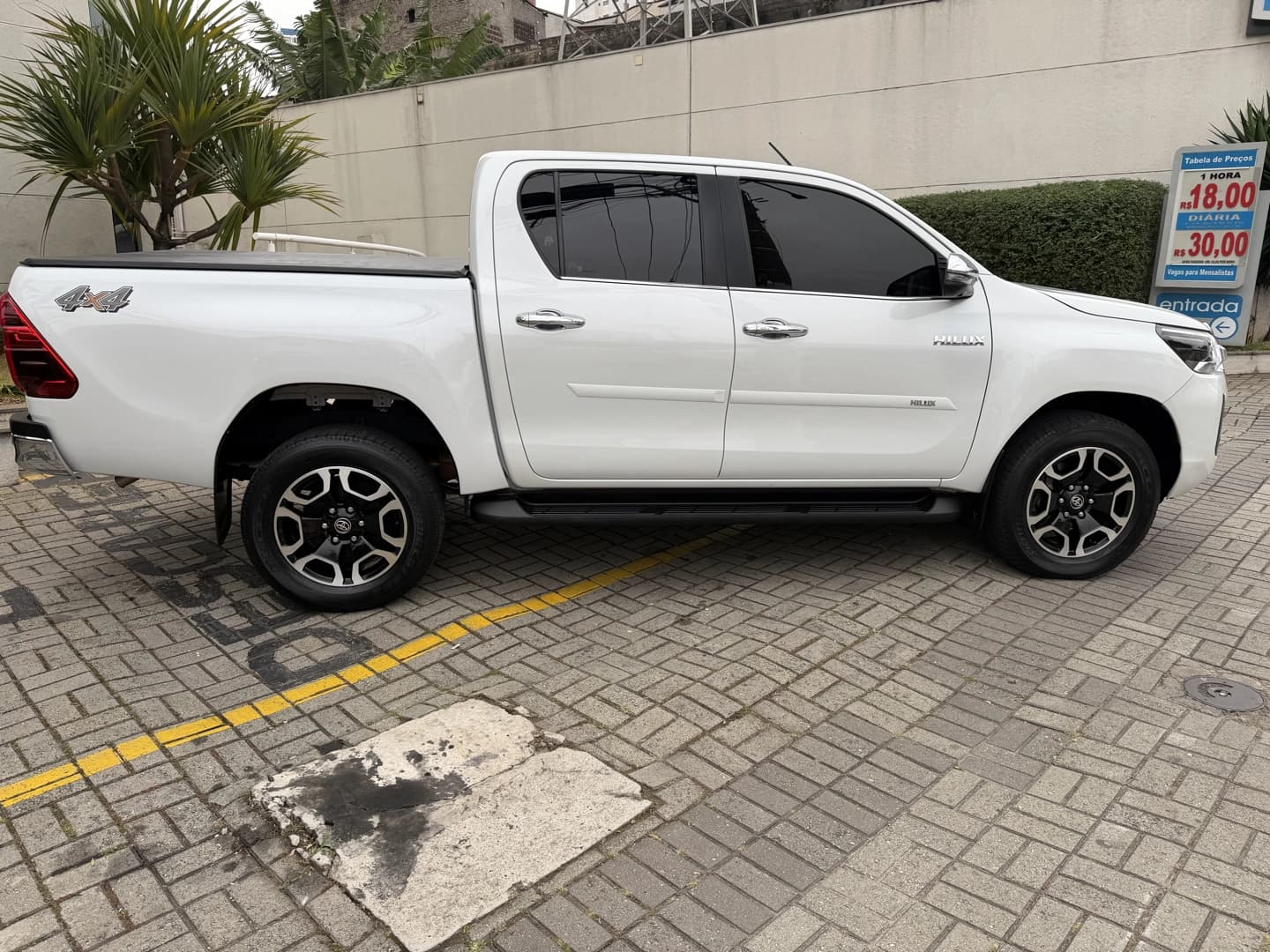 TOYOTA HILUX 2.8 D-4D TURBO DIESEL CD SRX 4X4 AUTOMÁTICO 5