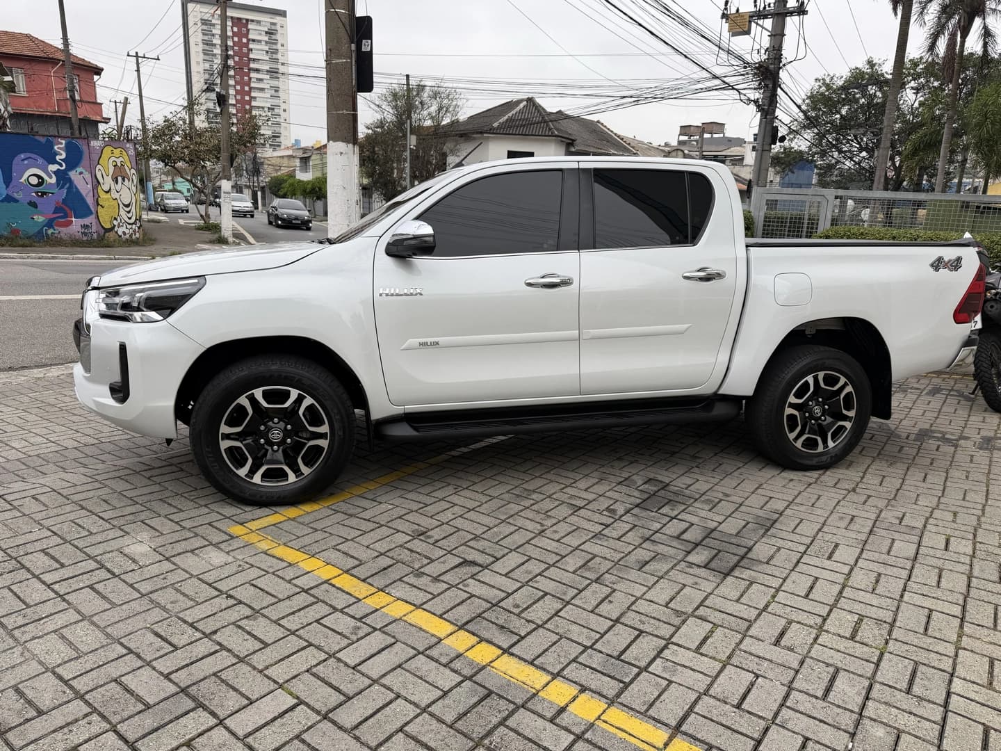 TOYOTA HILUX 2.8 D-4D TURBO DIESEL CD SRX 4X4 AUTOMÁTICO 4