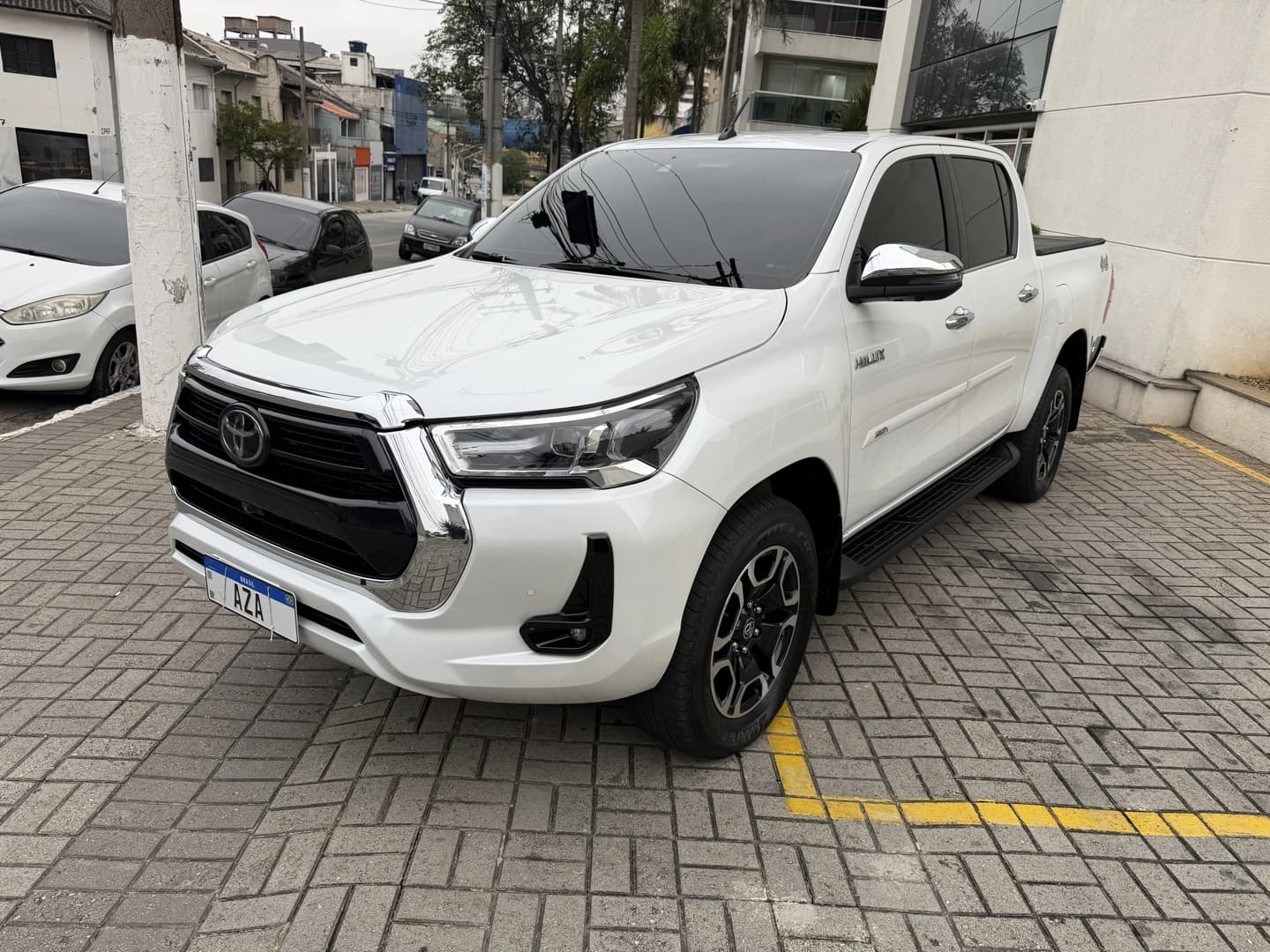 TOYOTA HILUX 2.8 D-4D TURBO DIESEL CD SRX 4X4 AUTOMÁTICO 2