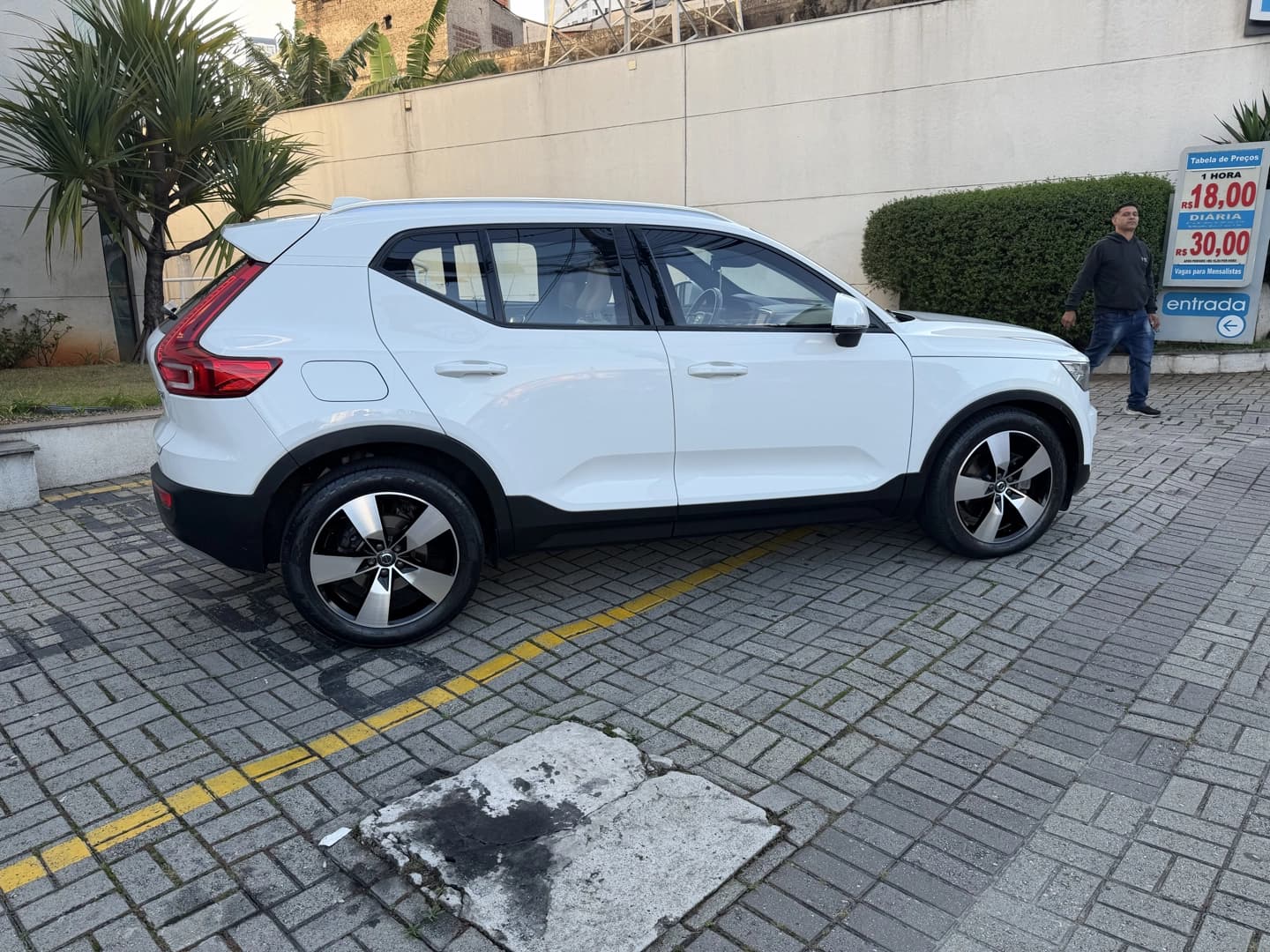 VOLVO XC40 2.0 T5 GASOLINA MOMENTUM AWD GEARTRONIC 5